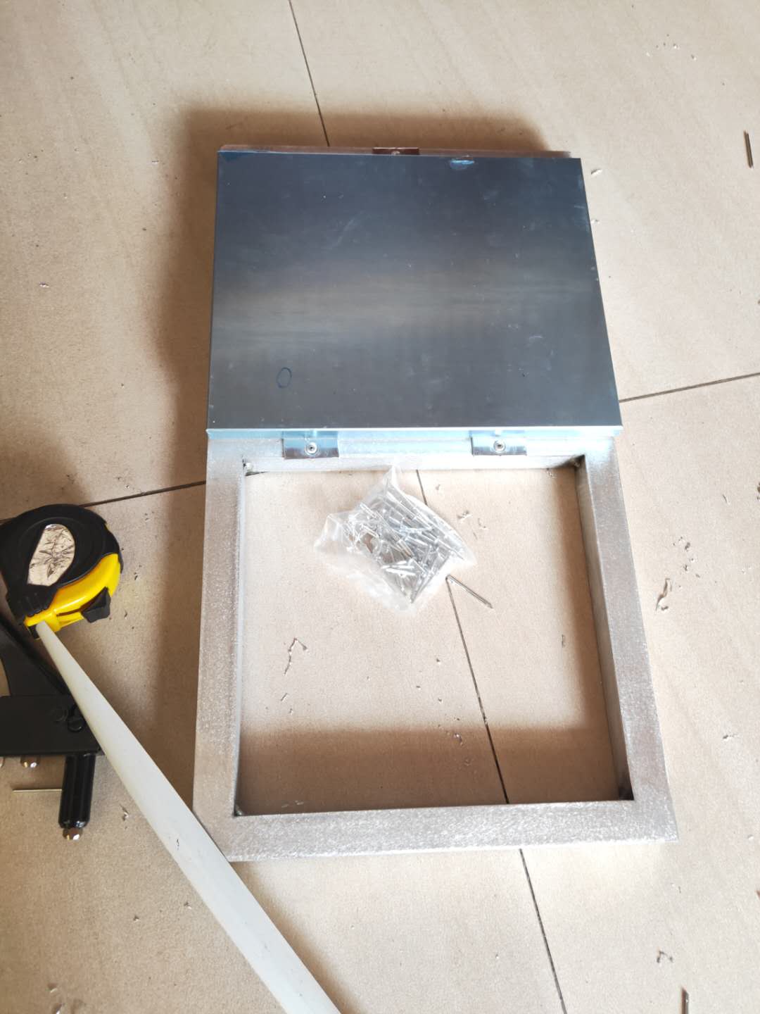 铝蜂窝板吊耳式安装正面
