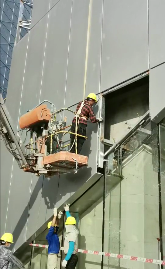 铝单板外墙工人安装图